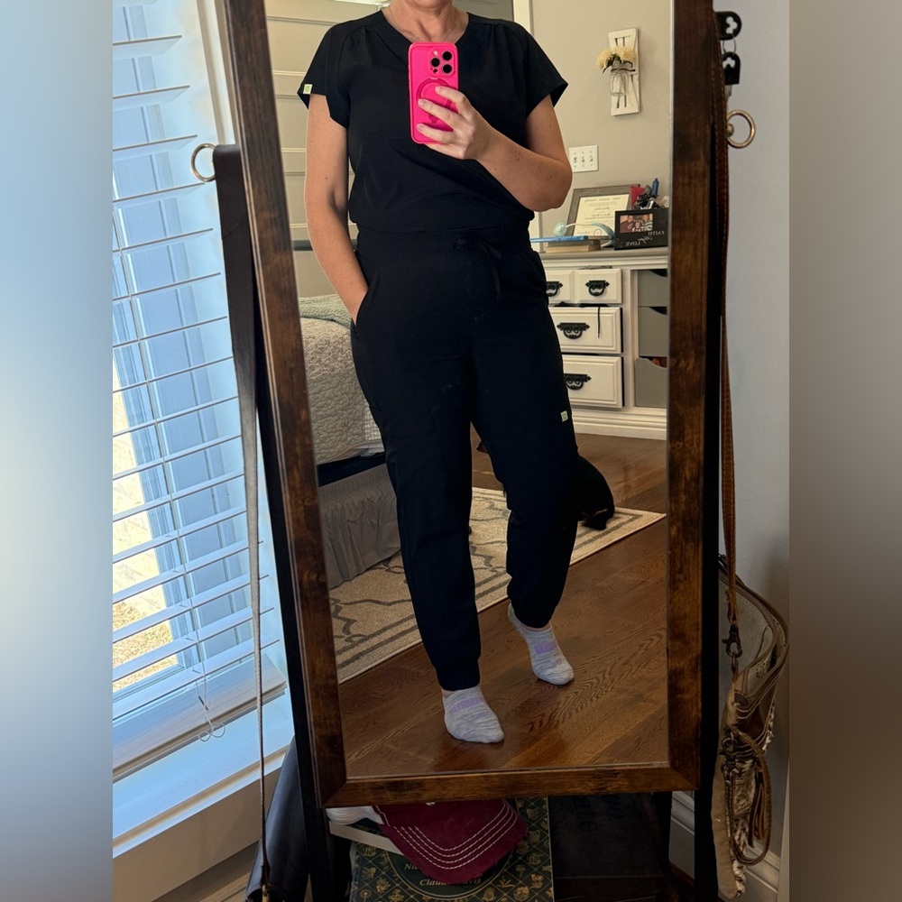 Plant Koi jogger scrub set in black.
